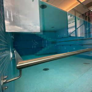 SORTIE DE BAIN, MAIN COURANTE