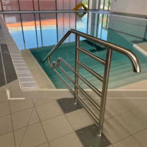 SORTIE DE BAIN, MAIN COURANTE