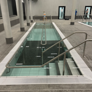 SORTIE DE BAIN, MAIN COURANTE