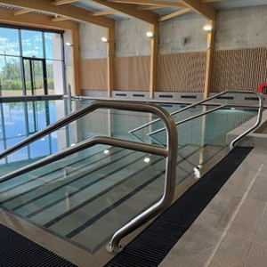 SORTIE DE BAIN, MAIN COURANTE