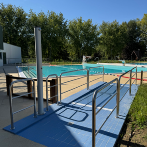 SORTIE DE BAIN, MAIN COURANTE