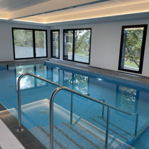 SORTIE DE BAIN, MAIN COURANTE