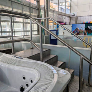 SORTIE DE BAIN, MAIN COURANTE
