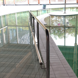 SORTIE DE BAIN, MAIN COURANTE