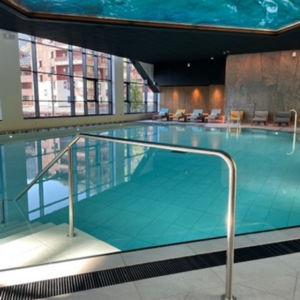 SORTIE DE BAIN, MAIN COURANTE