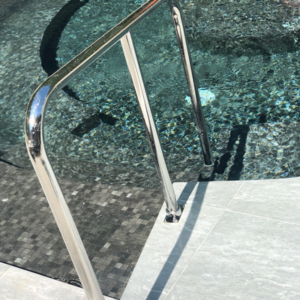 SORTIE DE BAIN, MAIN COURANTE ARTICULEE