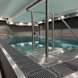 SORTIE DE BAIN, MAIN COURANTE