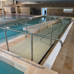 SORTIE DE BAIN, MAIN COURANTE