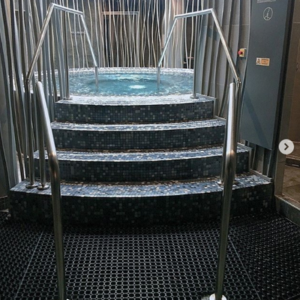 SORTIE DE BAIN, MAIN COURANTE
