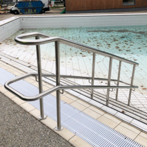 SORTIE DE BAIN, MAIN COURANTE
