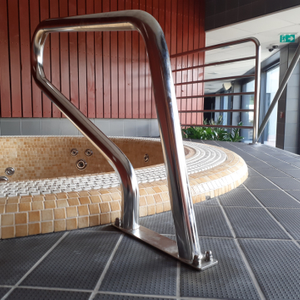 SORTIE DE BAIN, MAIN COURANTE